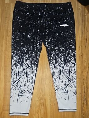 Women's Coolomg Cropped Black & White Ombre Performance Leggings